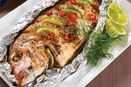 Запечённый морской окунь с виноградом и маслинами